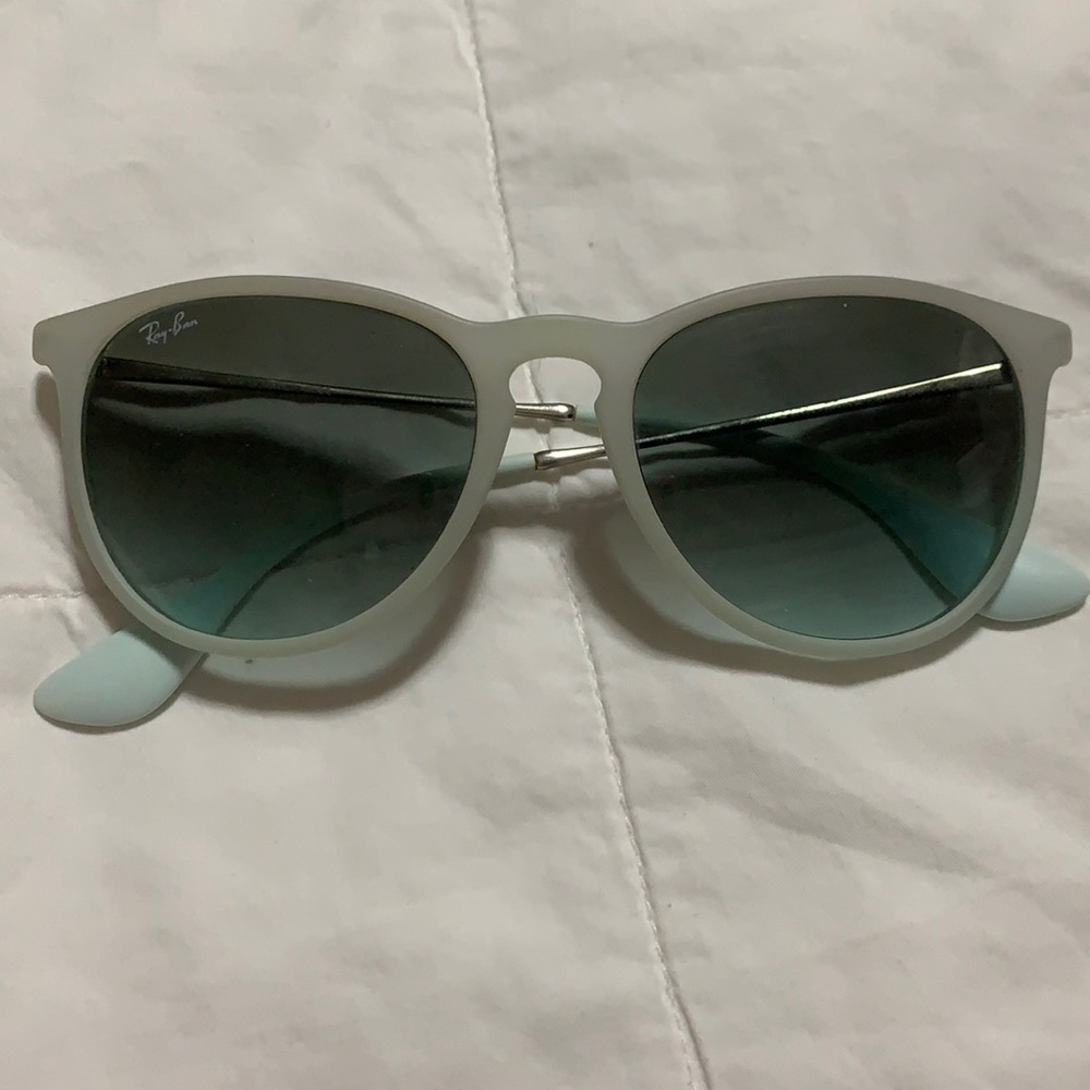 Ray Ban sun glasses — great condition